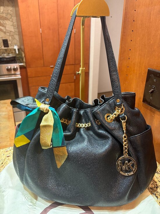 Michael Kors Handbags - MICHAEL KORS BLACK LEATHER HOBO BAG - EUC